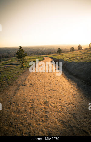 Wanderweg mit Morgensonne und Blick auf Boulder, Colorado von Chautauqua Open Space Park gesehen Stockfoto
