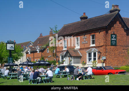 Bank Holiday Wochenende Kunden genießen das Wetter außerhalb der Fuchs & Ente im Therfield, Hertfordshire, England Stockfoto