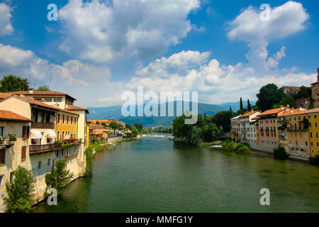 Auf der "Ponte degli Alpini" in Bassano del Grappa aus haben Sie einen tollen Blick auf den Fluss Brenta und den Grappa Mountain Range. Stockfoto