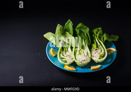Frischer Chinakohl oder Bok Choy auf blauem Teller Stockfoto