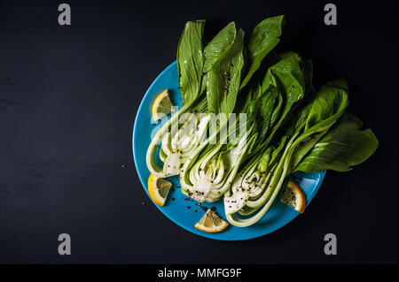 Frischer Chinakohl oder Bok Choy auf blauem Teller Stockfoto