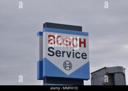 10. Mai 2018, Deutschland, Köln: Eine Werbung Säule zeigt das Logo der Bosch Service. - KEINE LEITUNG SERVICE - Foto: Horst Galuschka/dpa/Horst Galuschka dpa Stockfoto