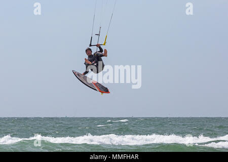 Sandbänke, Poole, Dorset, Großbritannien. 11. Mai 2018. UK Wetter: Kite Surfer, Kitesurfer macht den meisten breezy windigen Bedingungen an einem sonnigen Tag - favorite spot für Kiter Kitesurfer. Credit: Carolyn Jenkins/Alamy leben Nachrichten Stockfoto