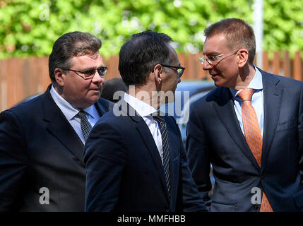 Palenga, Litauen. 11. Mai 2018, Litauen, Palanga: Der deutsche Außenminister Heiko Maas (c) Von der Sozialdemokratischen Partei (SPD) trifft seinen litauischen Amtskollegen Linas Linkevicius (l) und seine lettischen Amtskollegen Edgars Rinkevics (r). Foto: Britta Pedersen/dpa-Zentralbild/dpa Quelle: dpa Picture alliance/Alamy leben Nachrichten Stockfoto