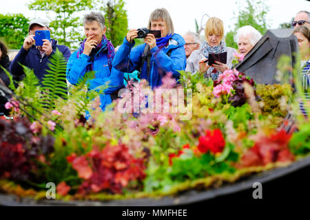 RHS Malvern Spring Festival - Freitag, 11. Mai 2018 - Besucher viel Spaß beim Durchstöbern der vielen zeigen, Gärten und Anlagen geht an diesem Jahre RHS Malvern Frühlingsfest - Foto Steven Mai/Alamy leben Nachrichten Stockfoto