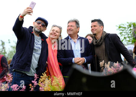 RHS Malvern Spring Festival - Freitag, 11. Mai 2018 - Alan Titchmarsh mit Jonas Egger (rechts) der Designer die mechanische Garten im Ei zeigen Garten - Foto Steven Mai/Alamy leben Nachrichten Stockfoto