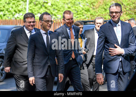 Palenga, Litauen. 11. Mai 2018, Litauen, Palanga: Der deutsche Außenminister Heiko Maas (2. l) der Sozialdemokratischen Partei (SPD) trifft seinen litauischen Amtskollegen Linas Linkevicius (l), seine lettischen Amtskollegen Edgars Rinkevics (3.l) und seine estnische Gegenstück Sven Mikser (r). Foto: Britta Pedersen/dpa-Zentralbild/dpa Quelle: dpa Picture alliance/Alamy leben Nachrichten Stockfoto