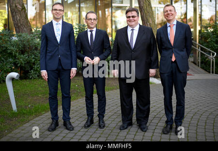 Palenga, Litauen. 11. Mai 2018, Litauen, Palanga: Der deutsche Außenminister Heiko Maas (2. l) der Sozialdemokratischen Partei (SPD) trifft seinen litauischen Amtskollegen Linas Linkevicius (2. r), seine lettischen Amtskollegen Edgars Rinkevics (r) und sein estnischer Kollege Sven Mikser (l). Foto: Britta Pedersen/dpa-Zentralbild/dpa Quelle: dpa Picture alliance/Alamy leben Nachrichten Stockfoto