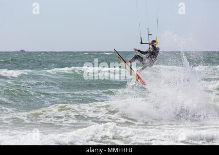 Sandbänke, Poole, Dorset, Großbritannien. 11. Mai 2018. UK Wetter: Kite Surfer, Kitesurfer macht den meisten breezy windigen Bedingungen an einem sonnigen Tag - favorite spot für Kiter Kitesurfer. Credit: Carolyn Jenkins/Alamy leben Nachrichten Stockfoto