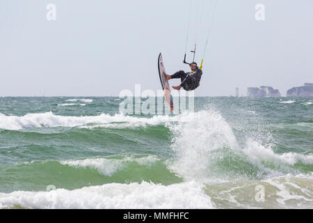 Sandbänke, Poole, Dorset, Großbritannien. 11. Mai 2018. UK Wetter: Kite Surfer, Kitesurfer macht den meisten breezy windigen Bedingungen an einem sonnigen Tag - favorite spot für Kiter Kitesurfer. Credit: Carolyn Jenkins/Alamy leben Nachrichten Stockfoto