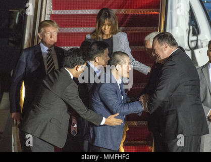 Joiunt Base Andrews, Maryland, USA. 9. Mai, 2018. Kim Dong chul, Kim Hak Song und Tony Kim sind durch die Vereinigten Staaten Staatssekretär Mike Pompeo und US Vice President Mike Pence als US-Präsident Donald J. Trumpf und die erste Dame Melania sie zurück in die USA am Joint Base Andrews in Maryland Willkommen am Donnerstag, dem 10. Mai 2018 begrüßt. Die drei Männer wurden in Nordkorea für Zeiträume von einem und zwei Jahren inhaftiert. Sie wurden zu Sekretär Pompeo freigegeben als Geste im führen wird - bis zu den Gesprächen zwischen Präsident Trump und nordkoreanischen Führer Kim Jong Un. Gutschrift: Stockfoto