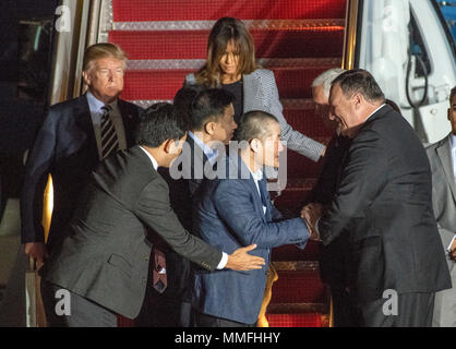 Kim Dong chul, Kim Hak Song und Tony Kim sind durch die Vereinigten Staaten Staatssekretär Mike Pompeo und US Vice President Mike Pence als US-Präsident Donald J. Trumpf und die erste Dame Melania sie zurück in die USA am Joint Base Andrews in Maryland Willkommen am Donnerstag, dem 10. Mai 2018 begrüßt. Die drei Männer wurden in Nordkorea für Zeiträume von einem und zwei Jahren inhaftiert. Sie wurden zu Sekretär Pompeo freigegeben als Geste im führen wird - bis zu den Gesprächen zwischen Präsident Trump und nordkoreanischen Führer Kim Jong Un. Credit: Ron Sachs/CNP/MediaPunch Stockfoto