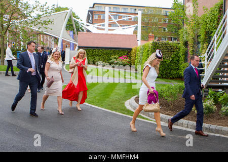 Boodles Mai Festival, Tag 3 Chester Rennen. Chester, UK. 11. Mai 2018. Wetten eine viel Auf dieser großen Pferderennen Veranstaltung am dritten Tag der Boodles Mai Festival auf der Rennbahn von Chester. Gute Laune und feinen Moden an der Tagesordnung waren wie racegoers in zu diesem fantastischen Ereignis im Horse racing Kalender beflockt. Credit: cernan Elias/Alamy leben Nachrichten Stockfoto