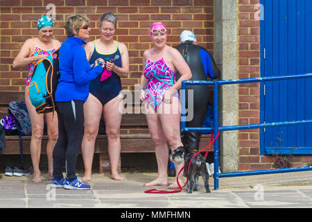 Sandbänke, Poole, Dorset, Großbritannien. 11. Mai 2018. UK Wetter: breezy sonnigen Tag an sandbänken als Schwimmer bereit zu gehen für ein Bad im Meer. Credit: Carolyn Jenkins/Alamy leben Nachrichten Stockfoto