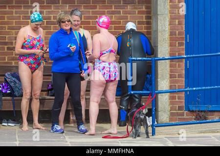 Sandbänke, Poole, Dorset, Großbritannien. 11. Mai 2018. UK Wetter: breezy sonnigen Tag an sandbänken als Schwimmer bereit zu gehen für ein Bad im Meer. Credit: Carolyn Jenkins/Alamy leben Nachrichten Stockfoto