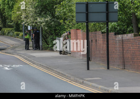 Old Mill Lane, Barnsley, South Yorkshire. 11. Mai, 2018. Weltkrieg 2 vermuten nicht explodierte Bombe in den Fluss Dearne Bombenentschärfung gefunden auf der Szene ankommen und das verdächtige Paket im Fluss Credit Check: Aktuelles Bilder/Alamy leben Nachrichten Stockfoto