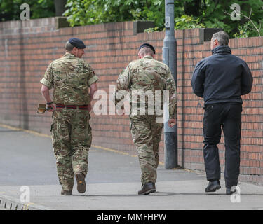 Old Mill Lane, Barnsley, South Yorkshire. 11. Mai, 2018. Weltkrieg 2 vermuten nicht explodierte Bombe in den Fluss Dearne Bombenentschärfung gefunden auf der Szene ankommen und das verdächtige Paket im Fluss Credit Check: Aktuelles Bilder/Alamy leben Nachrichten Stockfoto