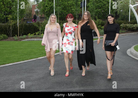 Racegoers Damenmode, High-Fashion schwarze Kleidung, stylish chic trendy, formelle Damenkittel, Haute Couture Kleider und Fashionistas in Boodles May Festival, Chester Races. Chester, Großbritannien. 11. Mai 2018. Die Tore öffnen sich am letzten Tag des Boodles May Festivals auf der Rennbahn von Chester. Gute Laune und lustige Mode standen an der Tagesordnung, denn bis zu 24.000 rae-Besucher werden auf dem Pferderennkalender erwartet. Quelle: MediaWorldImages/AlamyLiveNews Stockfoto