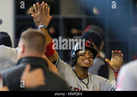 Milwaukee, WI, USA. 9. Mai, 2018. Cleveland Indians shortstop Francisco Lindor #12 nach zählen während der Major League Baseball Spiel zwischen den Milwaukee Brewers und die Cleveland Indians am Miller Park in Milwaukee, WI. John Fisher/CSM/Alamy leben Nachrichten Stockfoto