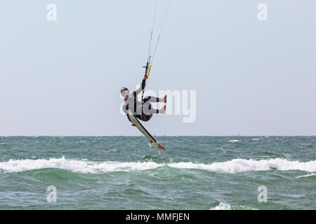 Sandbänke, Poole, Dorset, Großbritannien. 11. Mai 2018. UK Wetter: Kite Surfer, Kitesurfer macht den meisten breezy windigen Bedingungen an einem sonnigen Tag - favorite spot für Kiter Kitesurfer. Credit: Carolyn Jenkins/Alamy leben Nachrichten Stockfoto