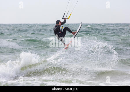 Sandbänke, Poole, Dorset, Großbritannien. 11. Mai 2018. UK Wetter: Kite Surfer, Kitesurfer macht den meisten breezy windigen Bedingungen an einem sonnigen Tag - favorite spot für Kiter Kitesurfer. Credit: Carolyn Jenkins/Alamy leben Nachrichten Stockfoto