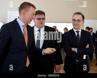 11. Mai 2018, Litauen, Palanga: Der deutsche Außenminister Heiko Maas (r) von der Sozialdemokratischen Partei (SPD), seine litauischen Amtskollegen Linas Linkevicius (c) und seine lettischen Amtskollegen Edgars Rinkevics (l) das Bernstein Museum besuchen. Foto: Britta Pedersen/dpa-Zentralbild/dpa Stockfoto