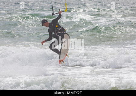 Sandbänke, Poole, Dorset, Großbritannien. 11. Mai 2018. UK Wetter: Kite Surfer, Kitesurfer macht den meisten breezy windigen Bedingungen an einem sonnigen Tag - favorite spot für Kiter Kitesurfer. Credit: Carolyn Jenkins/Alamy leben Nachrichten Stockfoto