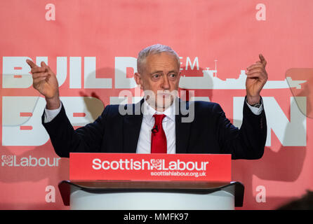 Glasgow, UK. 11. Mai 2018. Der Führer der Jeremy Corbyn eine Rede in Govan, Glasgow, in der er sagte, dass eine Labour-regierung wird proaktiv UK Schiffbau als Teil einer umfassenderen Strategie für die Industrie unterstützen, und fordert die konservative Regierung zu garantieren drei neue königliche Flotte Hilfsschiffe in heimischen Werften gebaut werden. Credit: Iain Masterton/Alamy leben Nachrichten Stockfoto