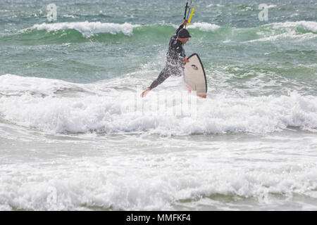 Sandbänke, Poole, Dorset, Großbritannien. 11. Mai 2018. UK Wetter: Kite Surfer, Kitesurfer macht den meisten breezy windigen Bedingungen an einem sonnigen Tag - favorite spot für Kiter Kitesurfer. Credit: Carolyn Jenkins/Alamy leben Nachrichten Stockfoto