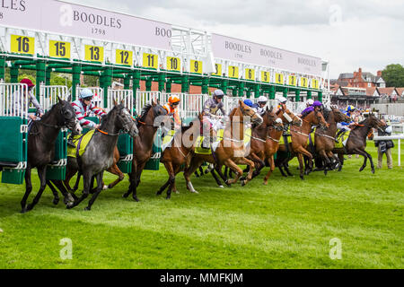 Chester, UK. 11.05.2018. Crabbie's Earl Grosvenor Handicap beginnen. Credit: MediaWorldimages/AlamyLiveNews Stockfoto