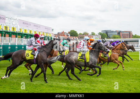 Chester, UK. 11.05.2018. Crabbie's Earl Grosvenor Handicap beginnen. Credit: MediaWorldimages/AlamyLiveNews Stockfoto