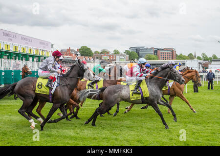 Chester, UK. 11.05.2018. Crabbie's Earl Grosvenor Handicap beginnen. Credit: MediaWorldimages/AlamyLiveNews Stockfoto