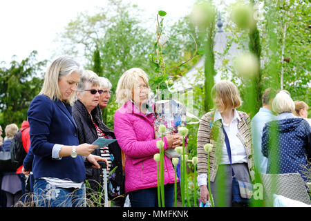 RHS Malvern Spring Festival - Freitag, 11. Mai 2018 - Besucher viel Spaß beim Durchstöbern der vielen zeigen, Gärten und Anlagen geht an diesem Jahre RHS Malvern Frühlingsfest - Foto Steven Mai/Alamy leben Nachrichten Stockfoto