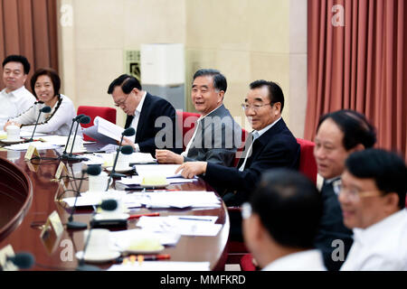 Peking, China. 11. Mai, 2018. Wang Yang, der Vorsitzende des Nationalen Ausschusses der Chinese People's Political Consultative Conference (Cppcc), leitet eine bi-weekly Seminar in Peking, der Hauptstadt von China, 11. Mai 2018. Credit: Yin Bogu/Xinhua/Alamy leben Nachrichten Stockfoto