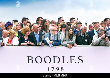 Chester, UK. 11. Mai 2018. Boodles Mai Festival, Tag 3 Chester Rennen. Chester, UK. 10. Mai 2018. Wetten eine viel Auf dieser großen Pferderennen Veranstaltung am dritten Tag der Boodles Mai Festival auf der Rennbahn von Chester. Gute Laune und feinen Moden an der Tagesordnung waren wie racegoers in zu diesem fantastischen Ereignis im Horse racing Kalender beflockt. Credit: cernan Elias/Alamy leben Nachrichten Stockfoto