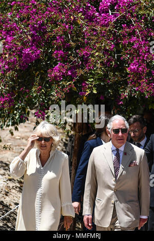 Kreta, Griechenland. 11. Mai, 2018. Prince Charles in Großbritannien (R), Prinz von Wales, und seine Frau Camilla, Herzogin von Cornwall, besuchen Sie die Ausgrabungsstätte von Knossos auf Kreta, Griechenland, 11. Mai 2018. Sie kamen in Athen am Mittwoch auf einer dreitägigen offiziellen Besuch in Griechenland, der Wiege der Prinz Charles' Vater. Credit: Aris Messinis/Xinhua/Alamy leben Nachrichten Stockfoto