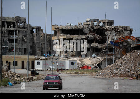 Die Stadt Mosul und seine Bewohner bereitet sich für Morgen nationale Wahlen im Irak, mehr als neun Monate nach der irakischen Regierung die Kontrolle der irakischen Stadt aus dem islamischen Staat wieder. 11. Mai, 2018. Plakate der Kandidaten der Wahl' haben sich in der irakischen Stadt gebracht worden, darunter die Zerstörung durch die schweren Kämpfe, die in der Stadt bis Ende Juli 2017. Trotz der Ruinen, die noch in der Stadt, leben in Mosul wird schrittweise Rückkehr zum normalen Kredit: Murtaja Lateef/IMAGESLIVE/ZUMA Draht/Alamy leben Nachrichten Stockfoto