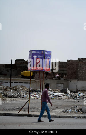 Die Stadt Mosul und seine Bewohner bereitet sich für Morgen nationale Wahlen im Irak, mehr als neun Monate nach der irakischen Regierung die Kontrolle der irakischen Stadt aus dem islamischen Staat wieder. 11. Mai, 2018. Plakate der Kandidaten der Wahl' haben sich in der irakischen Stadt gebracht worden, darunter die Zerstörung durch die schweren Kämpfe, die in der Stadt bis Ende Juli 2017. Trotz der Ruinen, die noch in der Stadt, leben in Mosul wird schrittweise Rückkehr zum normalen Kredit: Murtaja Lateef/IMAGESLIVE/ZUMA Draht/Alamy leben Nachrichten Stockfoto