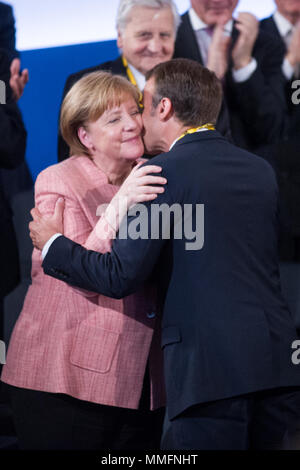 Aachen, Deutschland. 10. Mai 2018. Nach seiner Rede umarmt Angela Merkel, Links, Bundeskanzler Deutschland, der Preisträger Emmanuel LÄNGESTRICH, Präsident der Französischen Republik, Geste, Gestik, halb Bild, halb Abbildung, Hochformat, Internationaler Karlspreis der Stadt Aachen, im Rathaus der Stadt Aachen verliehen am 10.05.2018. | Verwendung der weltweiten Kredit: dpa/Alamy leben Nachrichten Stockfoto