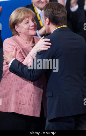 Aachen, Deutschland. 10. Mai 2018. Nach seiner Rede umarmt Angela Merkel, Links, Bundeskanzler Deutschland, der Preisträger Emmanuel LÄNGESTRICH, Präsident der Französischen Republik, Geste, Gestik, halb Bild, halb Abbildung, Hochformat, Internationaler Karlspreis der Stadt Aachen, im Rathaus der Stadt Aachen verliehen am 10.05.2018. | Verwendung der weltweiten Kredit: dpa/Alamy leben Nachrichten Stockfoto
