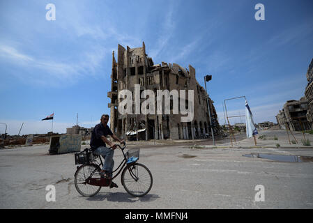 Die Stadt Mosul und seine Bewohner bereitet sich für Morgen nationale Wahlen im Irak, mehr als neun Monate nach der irakischen Regierung die Kontrolle der irakischen Stadt aus dem islamischen Staat wieder. 11. Mai, 2018. Plakate der Kandidaten der Wahl' haben sich in der irakischen Stadt gebracht worden, darunter die Zerstörung durch die schweren Kämpfe, die in der Stadt bis Ende Juli 2017. Trotz der Ruinen, die noch in der Stadt, leben in Mosul wird schrittweise Rückkehr zum normalen Kredit: Murtaja Lateef/IMAGESLIVE/ZUMA Draht/Alamy leben Nachrichten Stockfoto