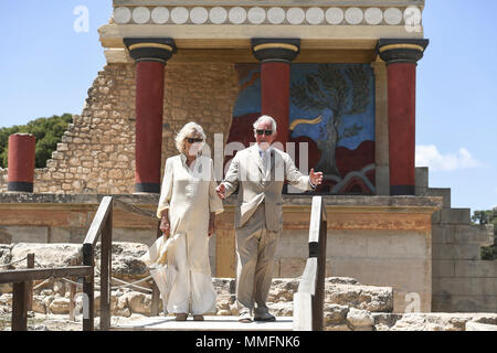 Kreta, Griechenland. 11. Mai, 2018. Prince Charles in Großbritannien (R), Prinz von Wales, und seine Frau Camilla, Herzogin von Cornwall, besuchen Sie die Ausgrabungsstätte von Knossos auf Kreta, Griechenland, 11. Mai 2018. Sie kamen in Athen am Mittwoch auf einer dreitägigen offiziellen Besuch in Griechenland, der Wiege der Prinz Charles' Vater. Credit: Aris Messinis/Xinhua/Alamy leben Nachrichten Stockfoto