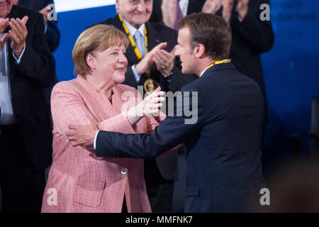 Aachen, Deutschland. 10. Mai 2018. Nach seiner Rede, Angela Merkel, Bundeskanzlerin, Deutschland, Preisträger Emmanuel LÄNGESTRICH, Präsident der Französischen Republik, Geste, Gestik, halb Bild, halb Abbildung, Internationaler Karlspreis der Stadt Aachen, im Rathaus der Stadt Aachen verliehen am 10.05.2018, | Nutzung der weltweiten Kredit: dpa/Alamy leben Nachrichten Stockfoto