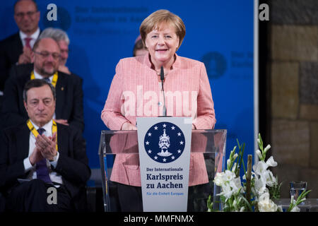 Aachen, Deutschland. 10. Mai, 2018. Angela Merkel, Bundeskanzlerin Deutschlands, gibt eine Rede, Gespräche, hsslt, Reden, halb Bild, halb Abbildung, laughsd, lsschelnd, lsscheln, lsschelnd, lacht, Internationaler Karlspreis der Stadt Aachen, im Rathaus der Stadt Aachen verliehen am 10.05.2018. | Verwendung der weltweiten Kredit: dpa/Alamy leben Nachrichten Stockfoto