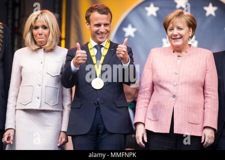 Aachen, Deutschland. 10. Mai, 2018. Preisträger Emmanuel LÄNGESTRICH, Mitte, der Präsident der Französischen Republik, der zusammen mit seiner Frau Brigitte LÄNGESTRICH, Links, und Angela Merkel, Bundeskanzlerin Deutschlands, die Hälfte Abbildung, Bild, Geste, Gestik, Internationaler Karlspreis der Stadt Aachen, im Rathaus der Stadt Aachen verliehen am 10.05. 2018Th | Verwendung der weltweiten Kredit: dpa/Alamy leben Nachrichten Stockfoto