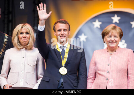 Aachen, Deutschland. 10. Mai, 2018. Preisträger Emmanuel LÄNGESTRICH, Mitte, der Präsident der Französischen Republik, der zusammen mit seiner Frau Brigitte LÄNGESTRICH, Links, und Angela Merkel, Bundeskanzlerin Deutschlands, die Hälfte Abbildung, Bild, Geste, Gestik, Internationaler Karlspreis der Stadt Aachen, im Rathaus der Stadt Aachen verliehen am 10.05. 2018Th | Verwendung der weltweiten Kredit: dpa/Alamy leben Nachrichten Stockfoto