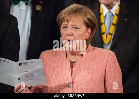 Aachen, Deutschland. 10. Mai, 2018. Angela Merkel, Bundeskanzlerin Deutschlands, singt die Karlshymne mit, Singen, Brustbild, Internationaler Karlspreis der Stadt Aachen, im Rathaus der Stadt Aachen verliehen am 10.05.2018. | Verwendung der weltweiten Kredit: dpa/Alamy leben Nachrichten Stockfoto