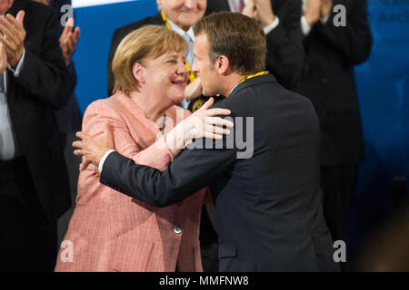 Aachen, Deutschland. 10. Mai 2018. Nach seiner Rede, Angela Merkel, Bundeskanzlerin, Deutschland, Preisträger Emmanuel LÄNGESTRICH, Präsident der Französischen Republik, Geste, Gestik, halb Bild, halb Abbildung, Internationaler Karlspreis der Stadt Aachen, im Rathaus der Stadt Aachen verliehen am 10.05.2018, | Nutzung der weltweiten Kredit: dpa/Alamy leben Nachrichten Stockfoto