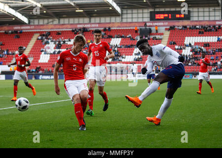Bukayo Saka von England überquert die Kugel während der 2018 UEFA U-17 Meisterschaft Gruppe eine Übereinstimmung zwischen der Schweiz und England an der New York Stadion Mai in Rotherham, England 10 2018. (Foto von Daniel Chesterton/phcimages.com) Stockfoto