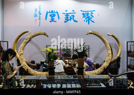 Geschnitzte Elfenbeinstoßzähne store, elephant Tusk auf Verkauf in China Stockfoto